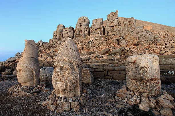 antike statuen auf mount nemrut - nemrud dagh mountain turkey history stock-fotos und bilder
