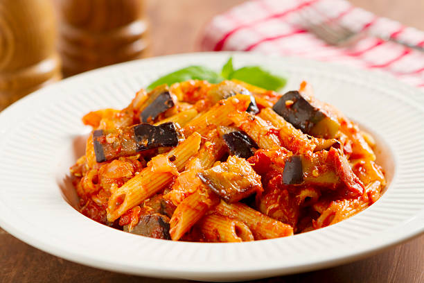 massa alla norma - eggplant cheese mozzarella italian cuisine imagens e fotografias de stock