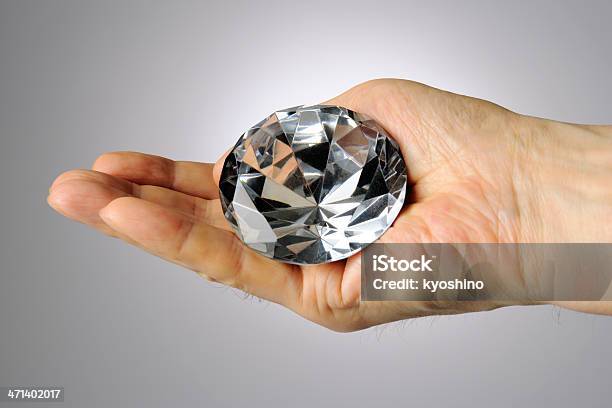 保持大きなダイアモンドカットアウトデザイン液晶ディスプレイ用階調の背景に映えるグレイ - 大きいのストックフォトや画像を多数ご用意 - 大きい, 宝石 ダイヤモンド, 手に持つ