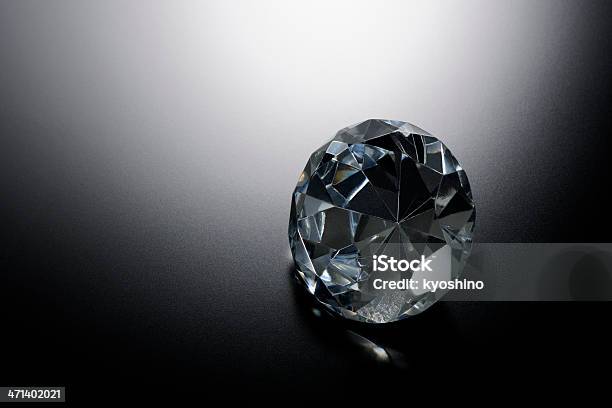 ビッグダイヤモンドに輝くブラックのバックグラウンドコピースペース付き - 宝石 ダイヤモンドのストックフォトや画像を多数ご用意 - 宝石 ダイヤモンド, 黒背景, ガラス