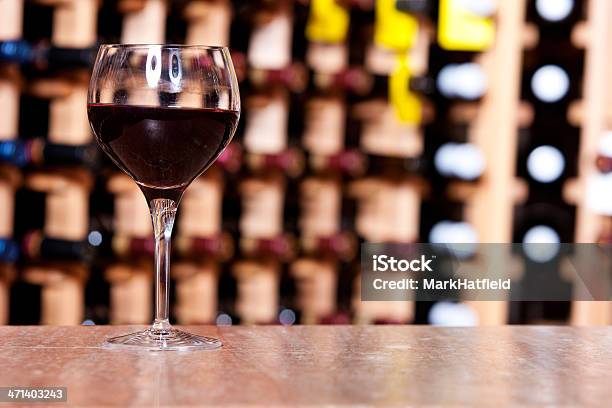 Copo De Vinho Na Mesa Na Cave - Fotografias de stock e mais imagens de Abuso de Álcool - Abuso de Álcool, Bebida, Bebida Alcoólica