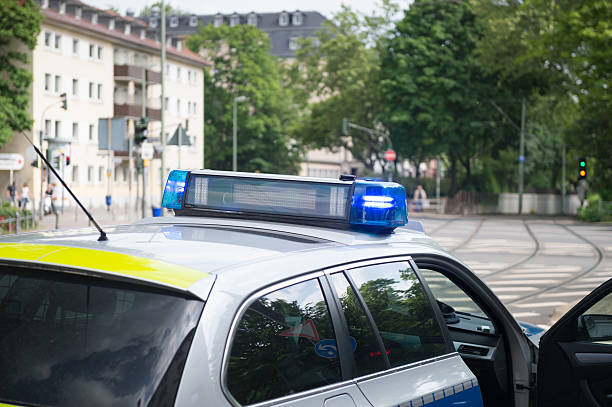 немецкий polizei полицейская машина с огнями проблесковый siren - german culture flash стоковые фото и изображения