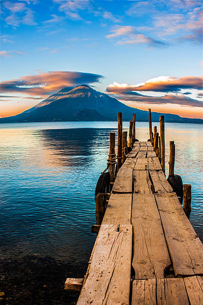 lago atitlan - wood tranquil scene serene people lake imagens e fotografias de stock