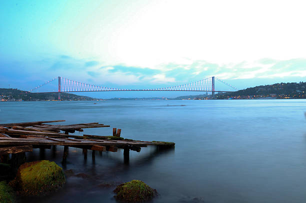 le pont sur le bosphore, à istanbul, turquie - europe bridge editorial eastern europe photos et images de collection