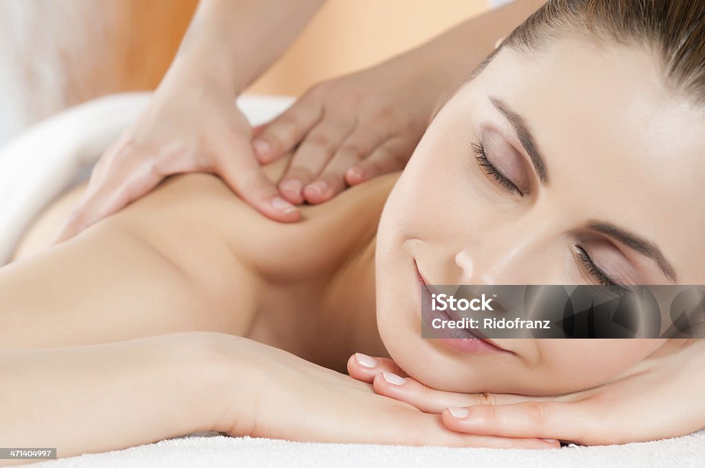 Sorridente Jovem mulher com Massagem nas costas - Royalty-free Massajar Foto de stock