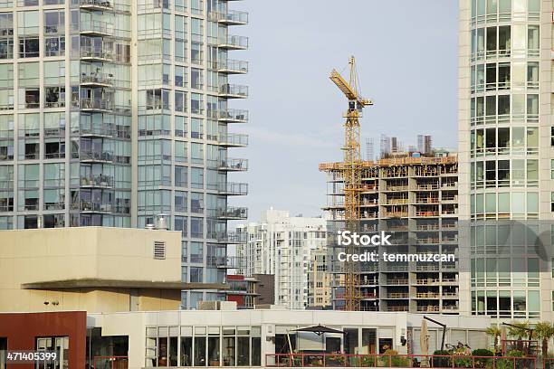 A Construção - Fotografias de stock e mais imagens de Conduta de Ar - Conduta de Ar, Guindaste - Maquinaria de Construção, Alto - Descrição Física