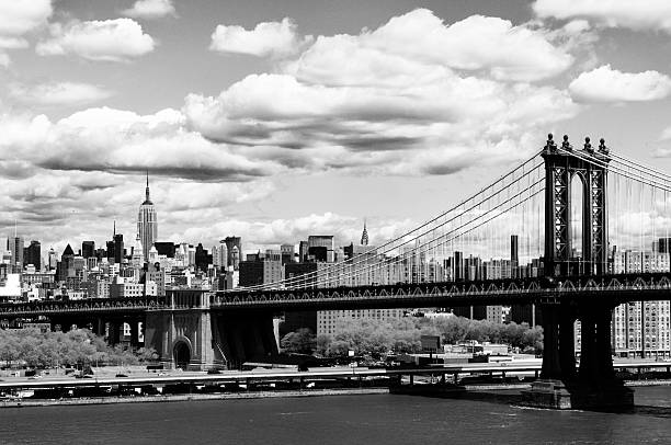 skyline.black et blanc de new york. - brooklyn new york city retro revival old fashioned photos et images de collection