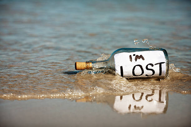 メッセージのウォッシュ加工でビーチからキャスタウェイ：私は紛失 - message in a bottle beached bottle desert island ストックフォトと画像