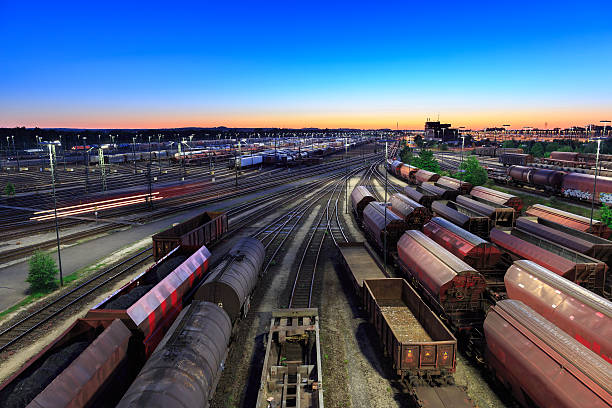 貨物列車、waggons と鉄道 - shunting yard freight train cargo container railroad track ストックフォトと画像