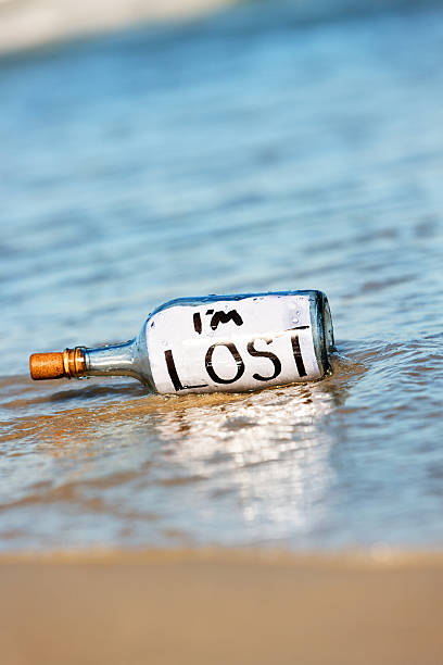 悲しげなメッセージをボトルでビーチと私は紛失 - message in a bottle beached bottle desert island ストックフォトと画像