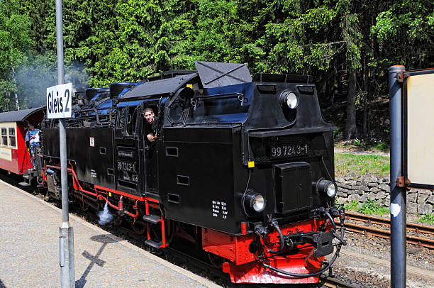 брокенский железнодорожный пар locomotive ждет a schierke - triebwagen стоковые фото и изображения