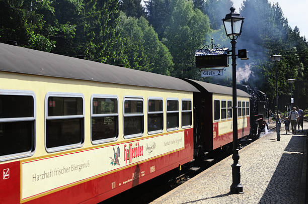 locomotora de tren de vapor de brocken espera un schierke - triebwagen fotografías e imágenes de stock