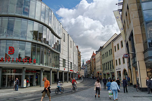 persone a piedi lungo a erfurt city (turingia-germania) - fusgänger foto e immagini stock