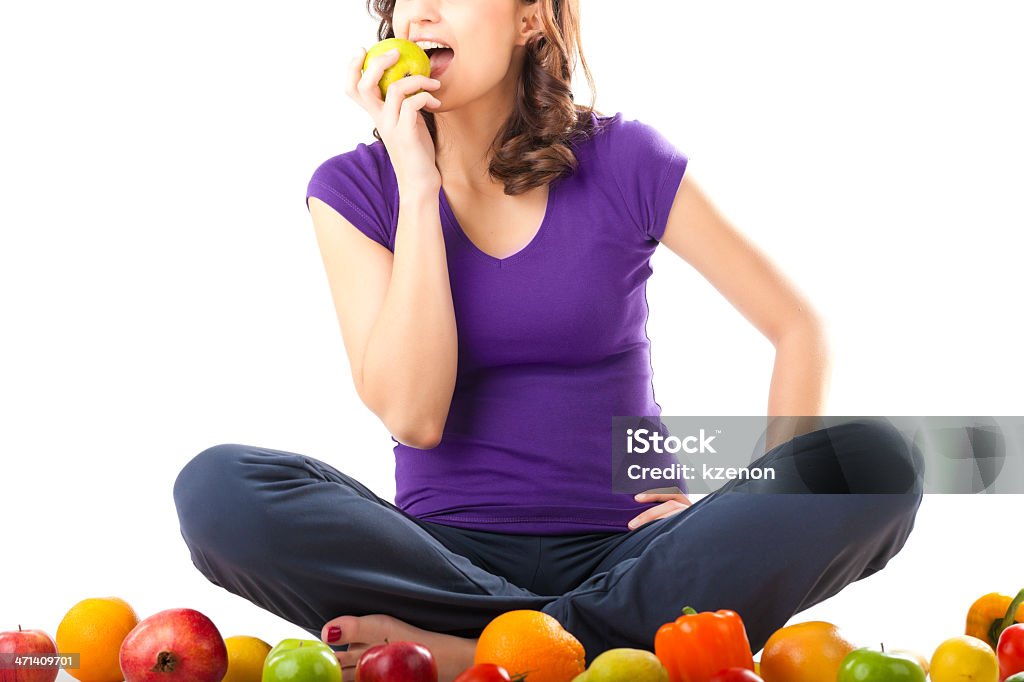 Una sana alimentazione-giovane donna con frutta - Foto stock royalty-free di Adulto