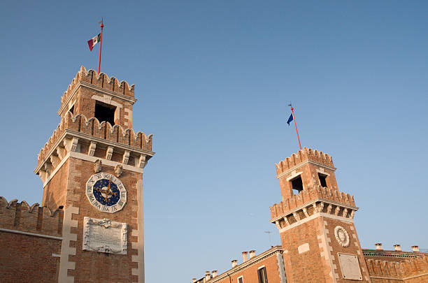 башни арсенал в венеции - arsenal стоковые фото и изображения