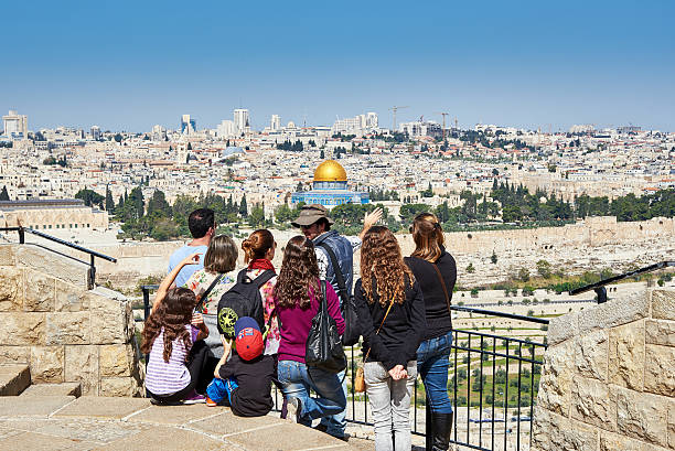 los turistas busca en la hermosa vista de la ciudad de jerusalén - mount of olives fotografías e imágenes de stock