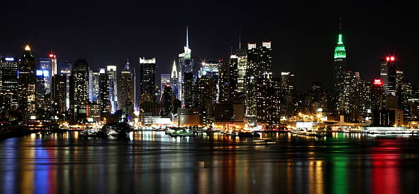 Manhattan midtown skyline w nocy – zdjęcie