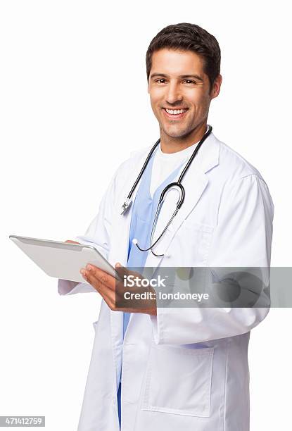 Jovem Médico Usando Tablet Digitalisolada - Fotografias de stock e mais imagens de Adulto - Adulto, Bata de Laboratório, Cirurgião