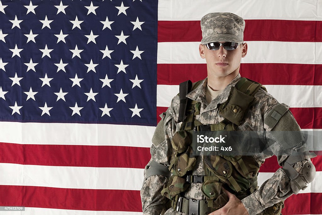 Soldato davanti alla bandiera americana - Foto stock royalty-free di 4 Luglio