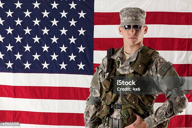 Soldato Davanti Alla Bandiera Americana - Fotografie stock e altre immagini di 4 Luglio - 4 Luglio, Abbigliamento mimetico, Adulto