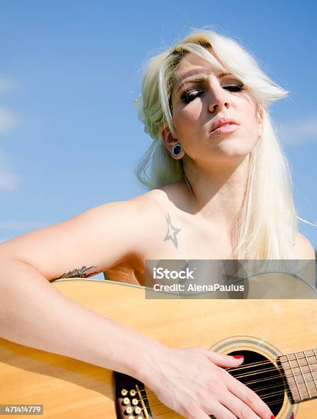 Schönheit Mit Einer Gitarre Stockfoto und mehr Bilder von Abgelenkt - Abgelenkt, Akustikgitarre, Augen geschlossen