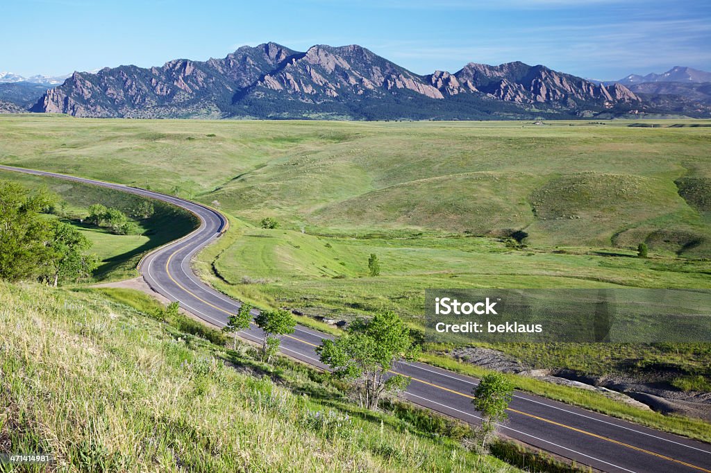 Estrada sinuosa e Flatirons de Boulder, Colorado - Foto de stock de Denver royalty-free