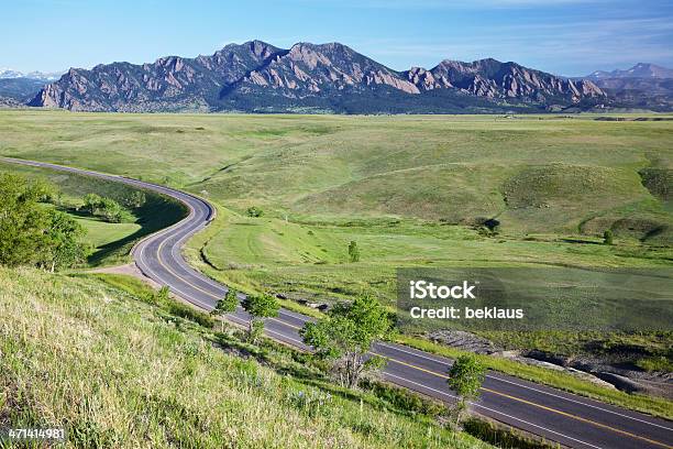 Foto de Estrada Sinuosa E Flatirons De Boulder Colorado e mais fotos de stock de Denver - Denver, Colorado, Estrada