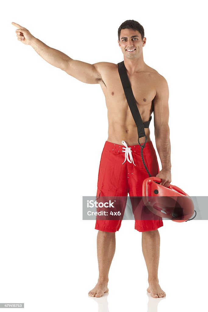 Homem carregando uma boia salva-vidas e apontando - Foto de stock de Boia Salva-vidas royalty-free