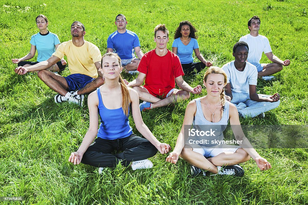 Große Gruppe von jungen Menschen meditieren. - Lizenzfrei Afrikanischer Abstammung Stock-Foto