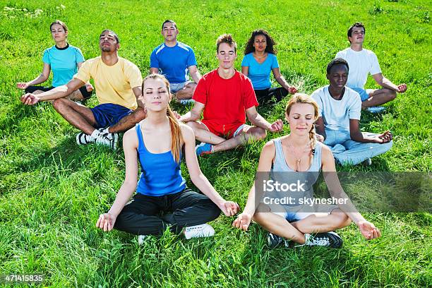 Große Gruppe Von Jungen Menschen Meditieren Stockfoto und mehr Bilder von Afrikanischer Abstammung - Afrikanischer Abstammung, Aktivitäten und Sport, Asiatischer und Indischer Abstammung