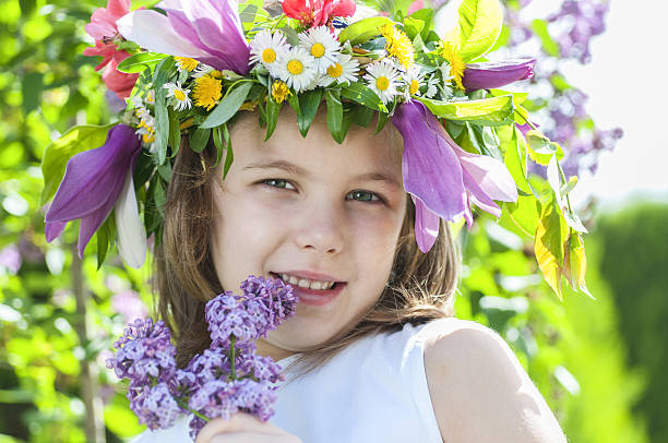 istock Girl with a wreath 471416092