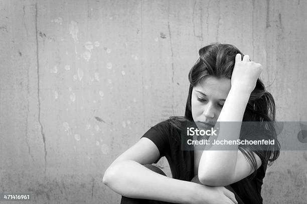Menina Adolescente Pensativo Sobre Problemas Olhar - Fotografias de stock e mais imagens de Ao Ar Livre - Ao Ar Livre, Cabelo Comprido, Depressão - Tristeza