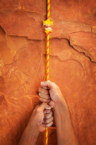 suspension par un fil - rope frayed emotional stress breaking photos et images de collection