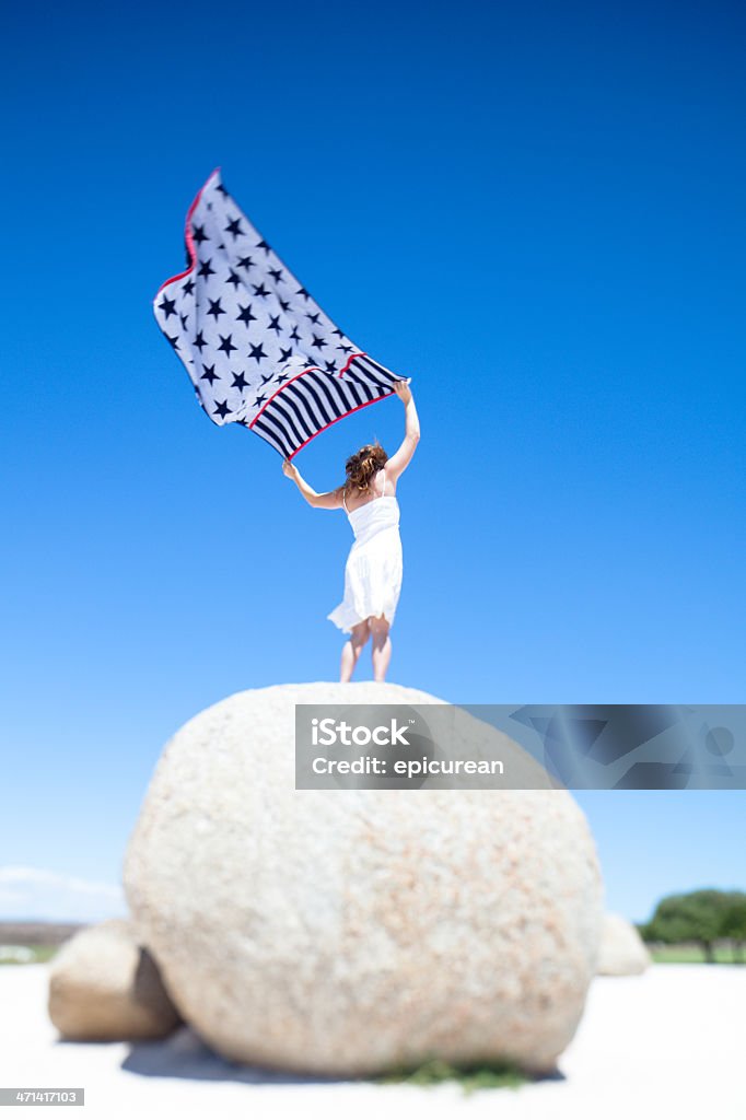 Junges Mädchen hält ein star spangled Handtuch in the wind - Lizenzfrei Afrika Stock-Foto