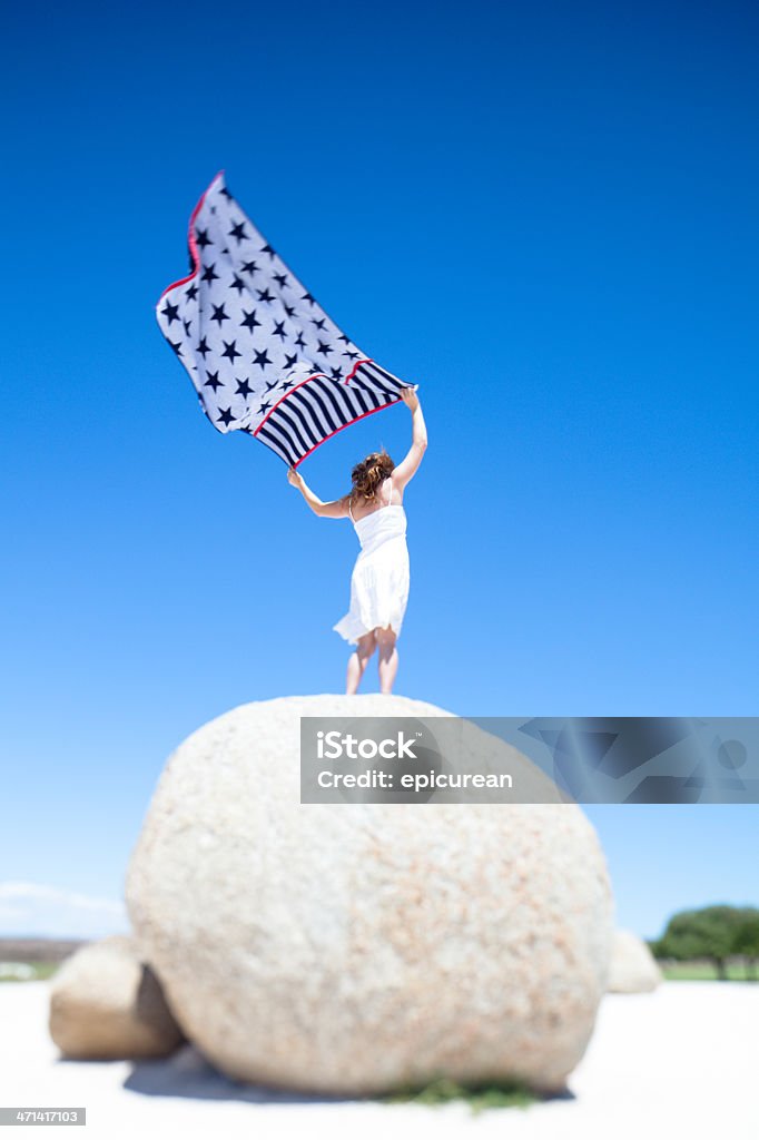 Jovem garota segurando um star spangled toalha no vento - Foto de stock de 20 Anos royalty-free