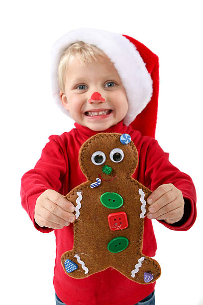 Boy enorgullece tiene su hombre de jengibre de Navidad tiempo - foto de stock