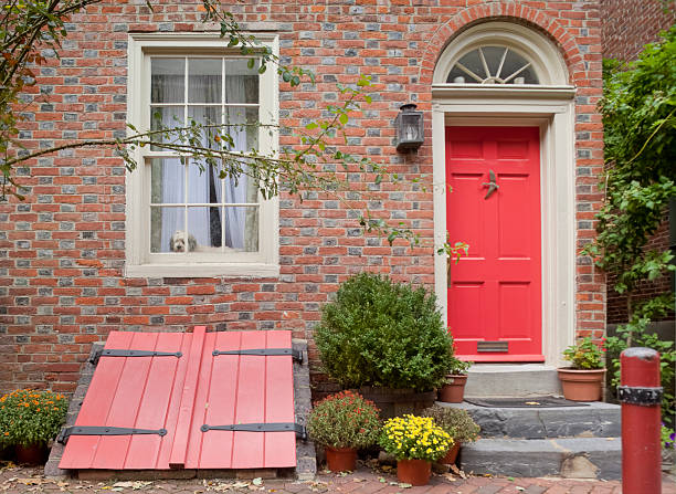 istock Historic Home in Philadelphia with Bright Red Front Door 471417545