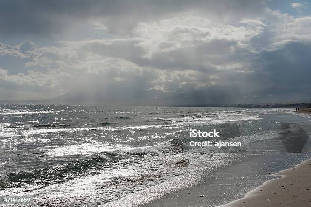 Nubarrones Sobre El Mar Foto de stock y más banco de imágenes de Agua - Agua, Ajardinado, Ambiente atmosférico