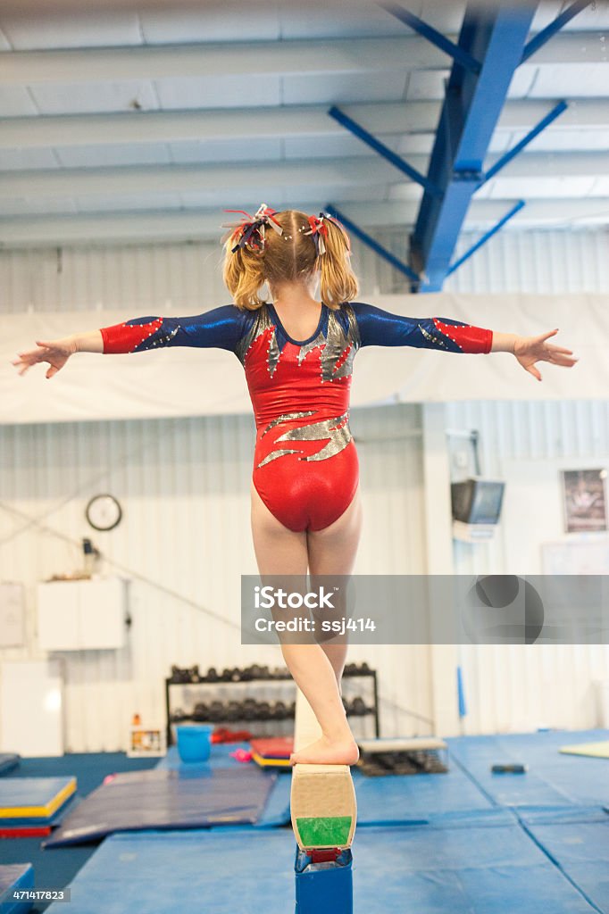 Poziom pięć gymnast trenować w wiązkę. - Zbiór zdjęć royalty-free (Balet)