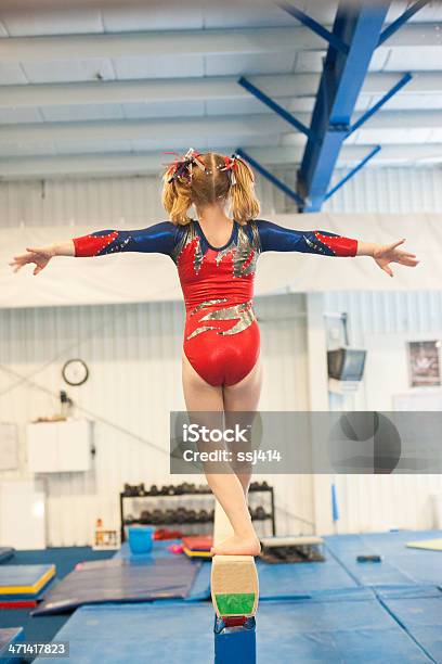 Poziom Pięć Gymnast Trenować W Wiązkę - zdjęcia stockowe i więcej obrazów Balet - Balet, Baletnica, Czynność ruchowa