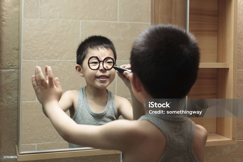 小さな男の子用のグラフィティは、バスルームの鏡に - 子供のロイヤリティフリーストックフォト