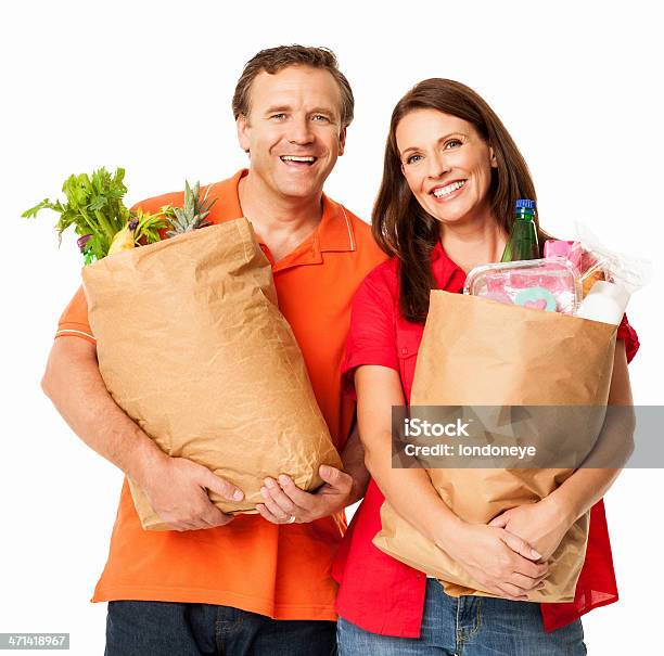Gerne Älteres Paar Mit Lebensmittelshopping Taschenisoliert Stockfoto und mehr Bilder von Supermarkt