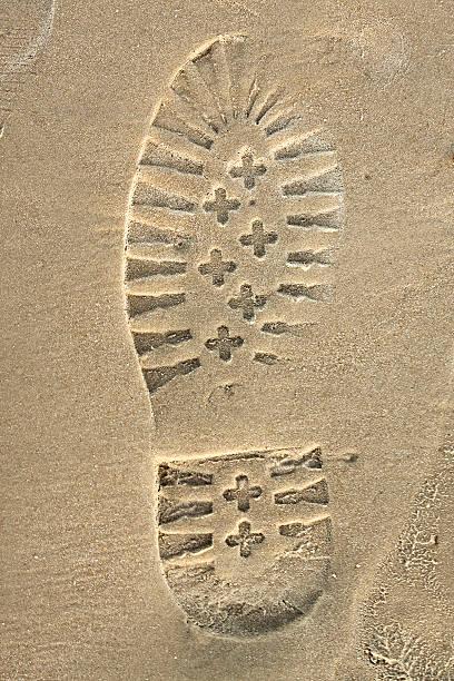 zapatos imprimir en la arena - sand footprint track following fotografías e imágenes de stock