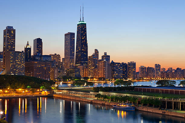 skyline von chicago. - chicago illinois lake hancock building stock-fotos und bilder