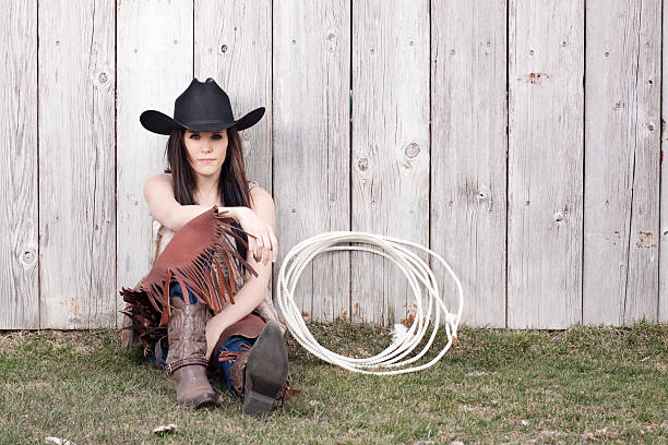 western cowgirl fuertemente contra madera rústica valla - idaho beautiful western usa usa fotografías e imágenes de stock