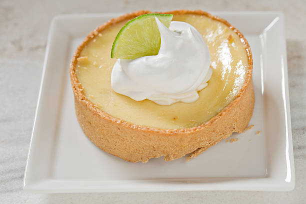 key lime tartelette - key lime pie dessert pie pastry stock-fotos und bilder