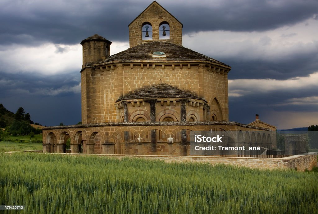 Românico Igreja de Santa Maria de Eunate "(navarra, Espanha) - Foto de stock de Réplica do Navio Santa Maria royalty-free