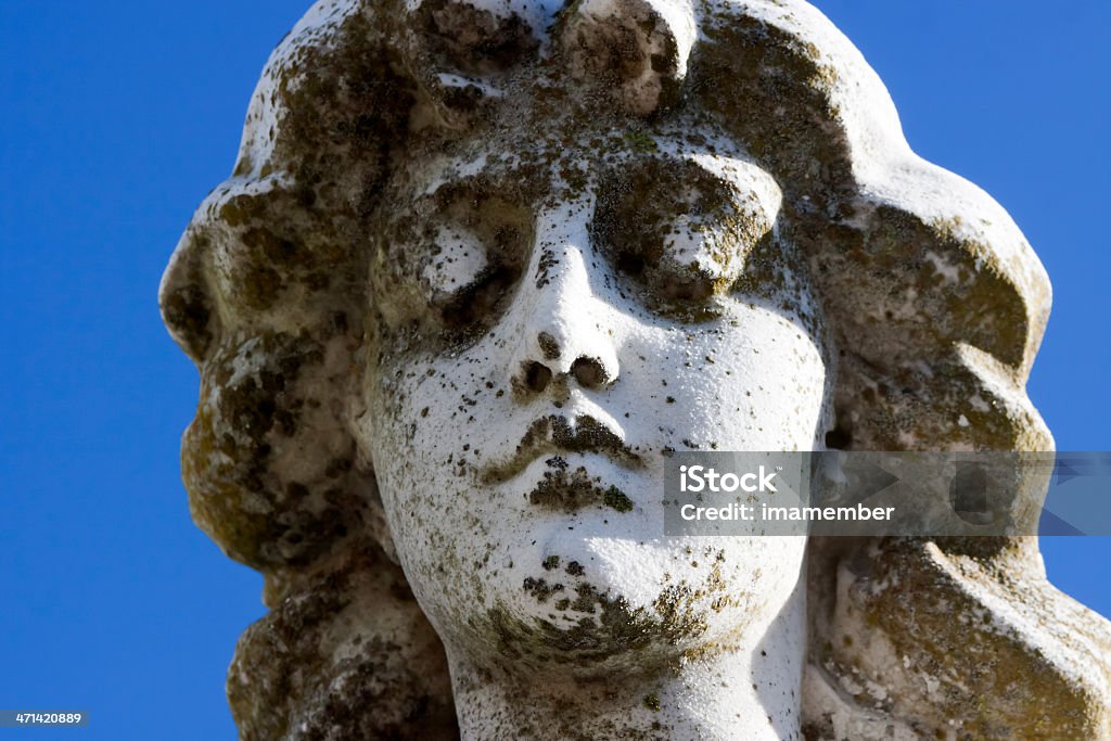 Выветрившийся statue молодая девушка лицо против голубого неба. - Стоковые фото Ангел роялти-фри