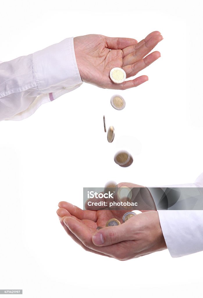 Femmina mano versare in monete in un maschio mani - Foto stock royalty-free di Moneta EURO