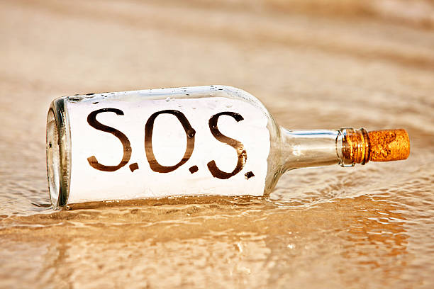 ボトル、sos メッセージは約を洗い流し - message in a bottle beached bottle desert island ストックフォトと画像